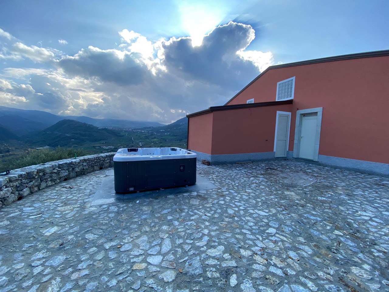 Terrazza in pietra con vasca